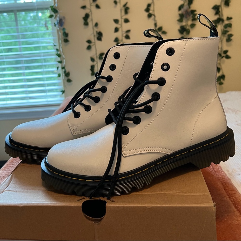 Brand New Women’s Dr. Martens AirWair Luana White Size 10